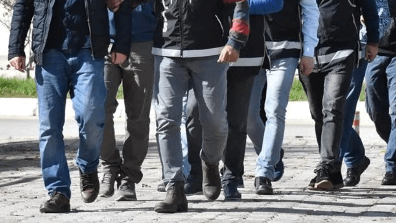 Kırmızı bültenle aranan 6 DEAŞ'lı Adana'da yakalandı