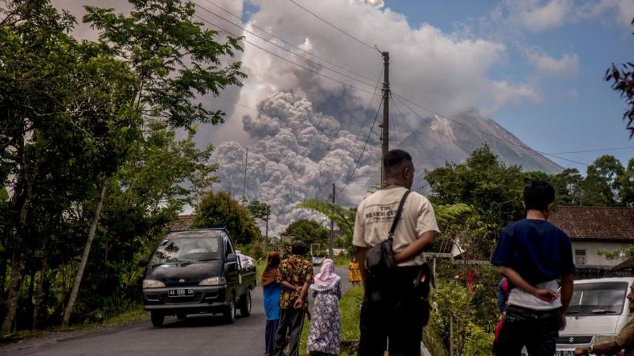 Endonezya'da yanardağ patlamasının ardından 1172 kişi tahliye edildi