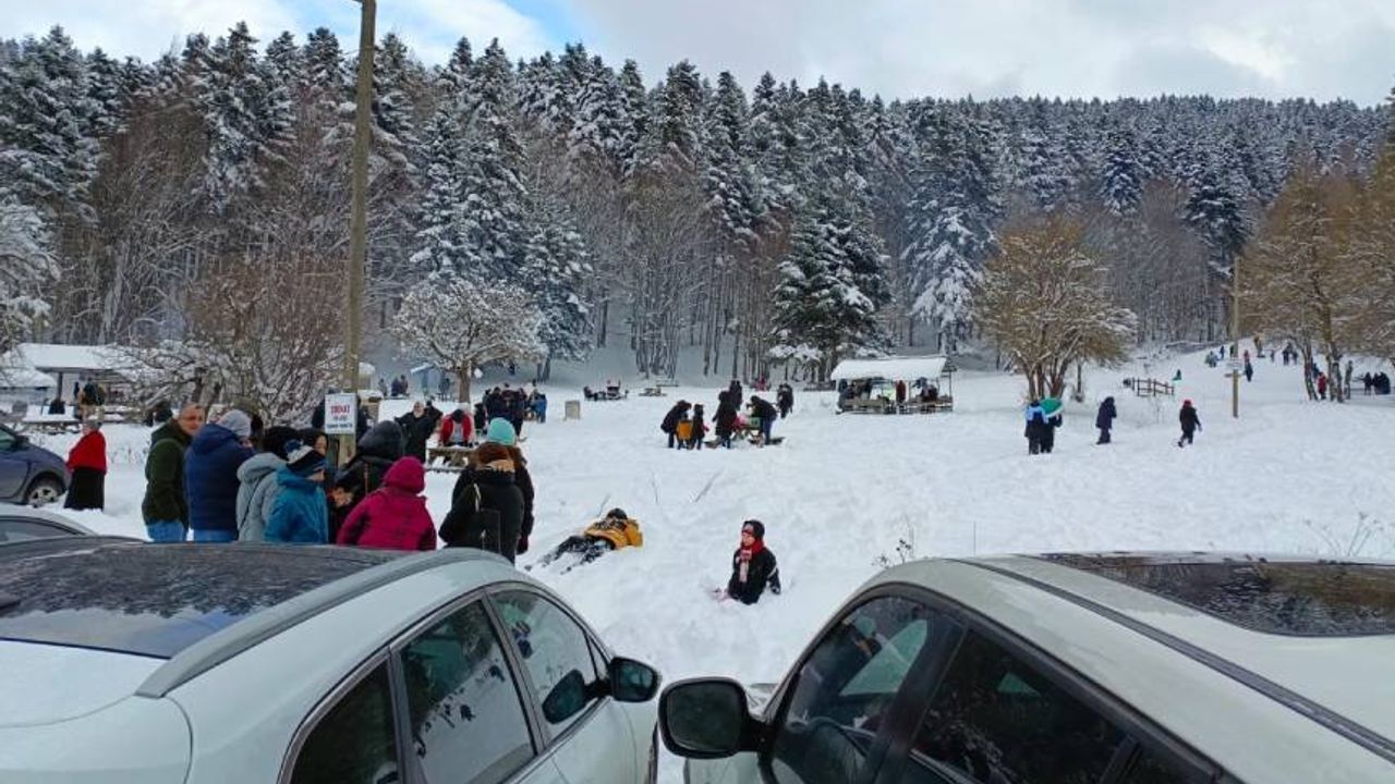 Kar yağdığını duyan tatilciler oraya akın etti