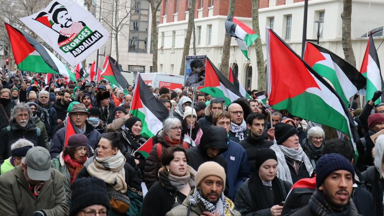 Paris'te Filistin destekçileri gösteri düzenledi