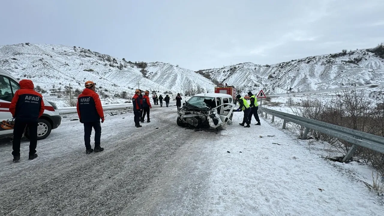 Sivas'ta yolcu minibüsü ile hafif ticari araç çarpıştı: Yaralılar var