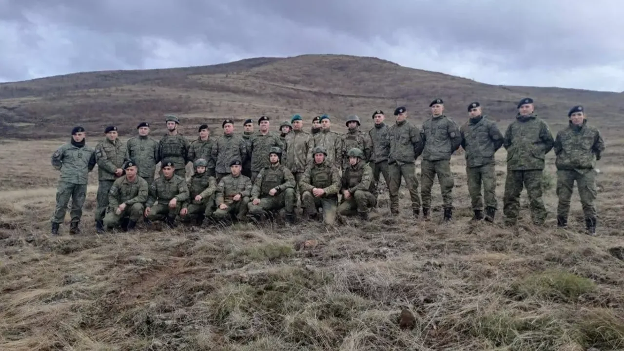 Türk askerinden Kosova askerlerine ''HARR 66'' lav silahı eğitimi
