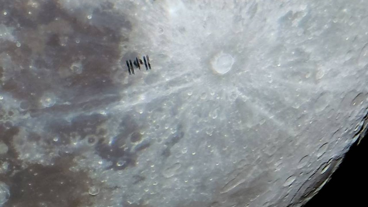 Uluslararası Uzay İstasyonu, ay ile görüntülendi