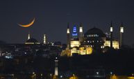 İstanbul'da ramazan ve hilal bir arada