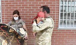Türk askeri Hadiya bebeğe şefkat elini uzattı