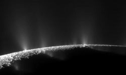 Satürn'ün buzla kaplı uydusunda bir tuhaflık keşfedildi