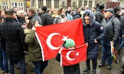 Acımızı kalplerinde taşıyorlar! Deprem sonrası Türkiye için tek yürek oldular: İşte dünyadan duygulandıran kareler