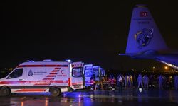 Yaralı depremzedeler üç ayrı uçakla İstanbul'a getirildi