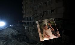Ebrar Sitesi'nin enkazından geriye fotoğraf albümleri kaldı