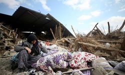 Depremde 2 oğlu, gelini ve 3 torununu kaybetti… Enkaz başında yasını tutuyor