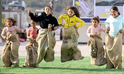 Depremzede çocuklar gönüllülerin etkinlikleriyle vakit geçiriyor