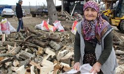 Makbule nine depremzedeler için komşularıyla odun çuvallıyor