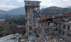 Antakya'da yarısı çöken binanın üstündeki 'güvercin evi' son depremlerle de yıkılmadı