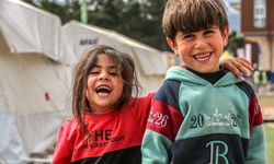 Her şeye rağmen yüzleri gülüyor… Çadır kentte çocuk olmak