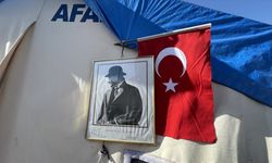 Depremde evlerinin tamamı yıkılan mahallelinin Mehmetçikten isteği Türk bayrağı oldu