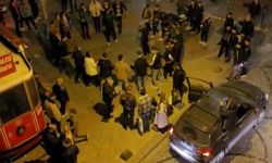 Galata'da 'pes' dedirten görüntüler: Hastane yolunu kesip halay çektiler