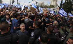 Netanyahu'dan geri adım! Protestolara ve grevlere neden olan yargı düzenlemesini erteledi