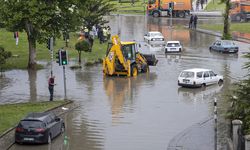Ankara'da sağanak yağış! Yollar göle döndü, araçlar yolda kaldı