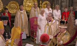 İngiltere Kralı 3. Charles, görkemli bir törenle tacını taktı
