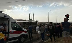 Afyonkarahisar'da minibüs ile kamyon çarpıştı: 25 yaralı