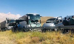 Niğde'de yolcu otobüsüyle hafif ticari araç çarpıştı: 1 ölü, 7 yaralı