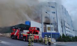 Arnavutköy'deki fabrika yangınına müdahale ediliyor
