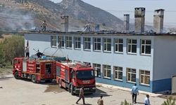 Siirt'te okulun çatısında çıkan yangın hasara neden oldu