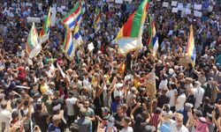 Suriye'de halk Şam yönetimini protesto ediyor
