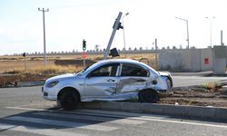 Diyarbakır'da otomobil ile hafif ticari aracın çarpıştığı kazada 4 kişi yaralandı