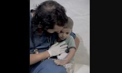 Korkudan titreyen Filistinli çocuğu doktorun sakinleştirmeye çalıştı anlar