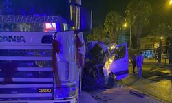Antalya'da tur minibüsü kamyona çarptı: 1 ölü, 11 yaralı