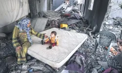 Katil İsrail binaları yıktı, umudu yıkamadı! Filistinliler enkaz yığınlarının arasında dimdik ayakta durdu