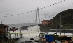 İstanbul'u fırtına vurdu! Bir ilçede okullar tatil edildi