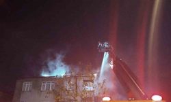 Ataşehir’de binanın çatısı alev alev yandı