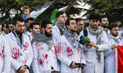 Kanlı önlüklerle sessiz yürüyüş: İstanbul'da sağlık çalışanları Gazze'deki zulme dikkat çekti