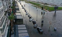 İzmir'de deniz taştı, sokaklar göle döndü