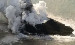 Japonya'da deniz altı yanardağ patladı, yeni bir ada oluştu
