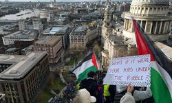 İngiltere'de on binler Gazze için sokaklara akın etti