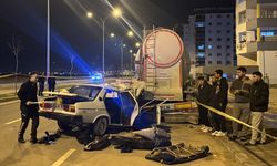 Adana'da park halindeki tıra çarpan otomobildeki 1 kişi öldü, 4 kişi yaralandı