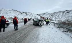 Sivas'ta yolcu minibüsü ile hafif ticari araç çarpıştı: Yaralılar var