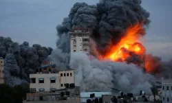 İsrail Gazze'ye bomba yağdırıyor
