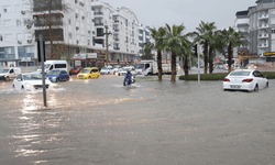 Antalya'yı sel vurdu: 5 ilçede eğitime ara