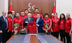 MHP Lideri Devlet Bahçeli, şampiyon güreşçileri kabul etti