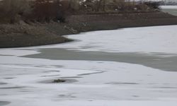 Hava sıcaklığı sıfırın altında 10 dereceye düştü, gölet buz tuttu