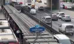 İstanbul'da çile sürüyor! Metrobüs arızalandı, vatandaşlar yolda kaldı