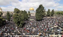 Kısıtlamalara rağmen 125 bin Filistinli cuma namazını Mescid-i Aksa'da kıldı