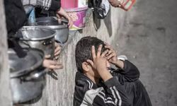Gazze'nin acı gerçeği! Çocuklar çürük patatesle hayatta kalmaya çalışıyor