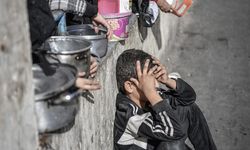 Gazze'de insanlık dramı! Açlıktan ölmemek için hayvan yemi yiyen çocuklar zehirleniyor