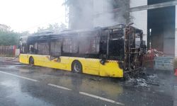 Sultanbeyli'de seyir halindeki otobüs alev alev yandı
