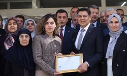 MHP lideri Bahçeli'nin tebrik ettiği Belediye Başkanı mazbatasını aldı